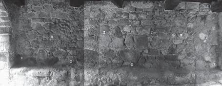 La chiesa primitiva poggia su un basamento, visibile sul PP1 meno sul PP2, costituito dalla roccia madre affi orante (trachite), opportunamente spianata con subbia corrente, e da una fascia di
