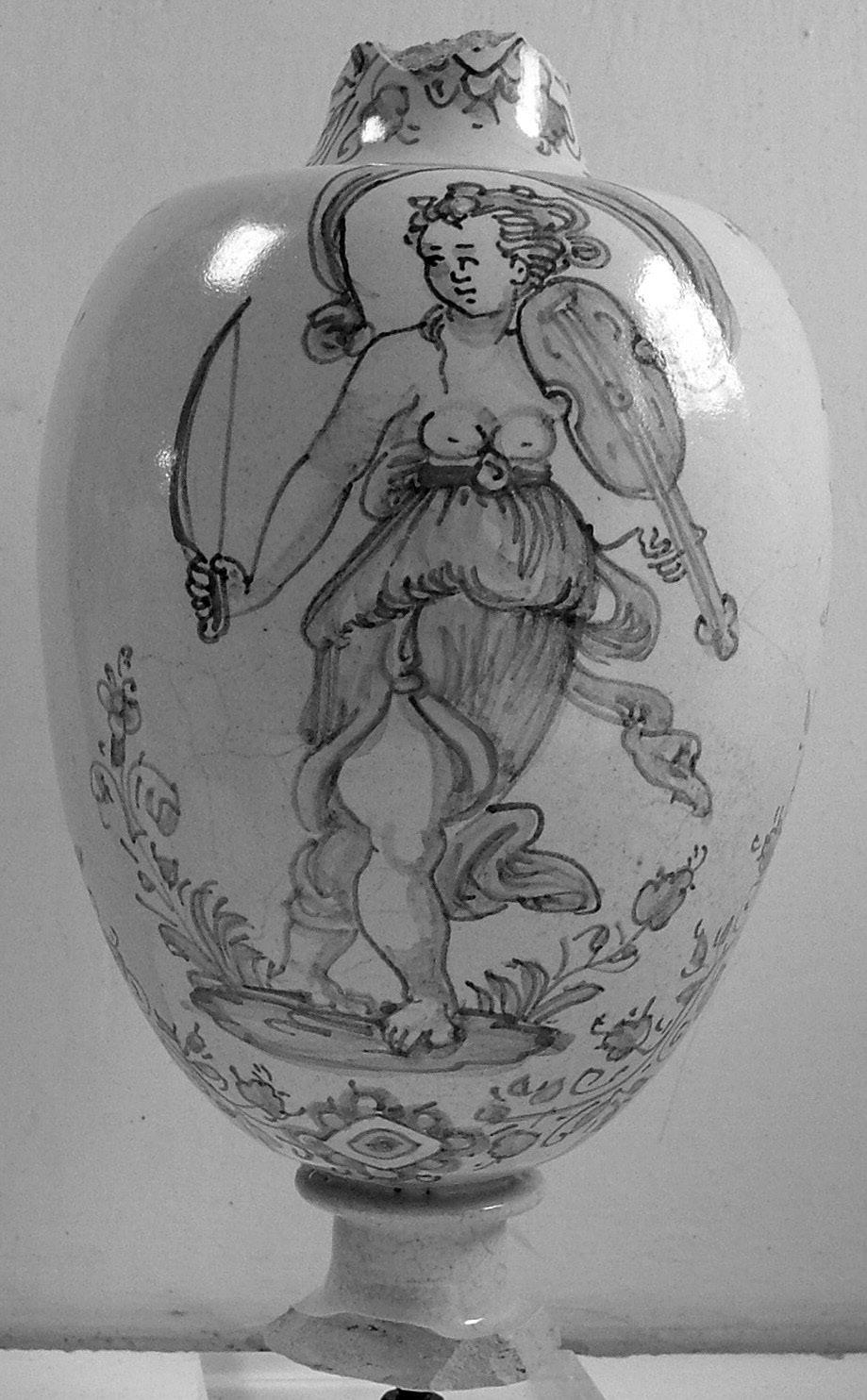 Fig. 6 - Fano, Museo Civico: Vaso in maiolica, Deruta, fine sec.