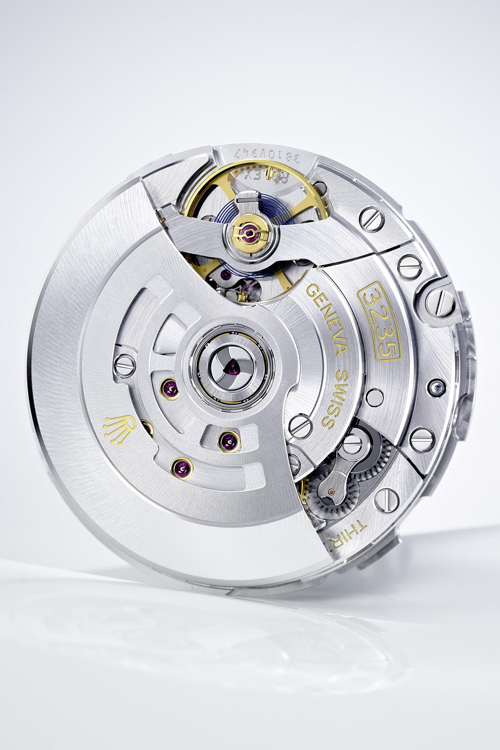 Caratteristica esclusiva IL CALIBRO PERPETUAL 3235 Il Pearlmaster 39 è dotato di un movimento di nuova generazione, il calibro 3235, interamente sviluppato e prodotto da Rolex.