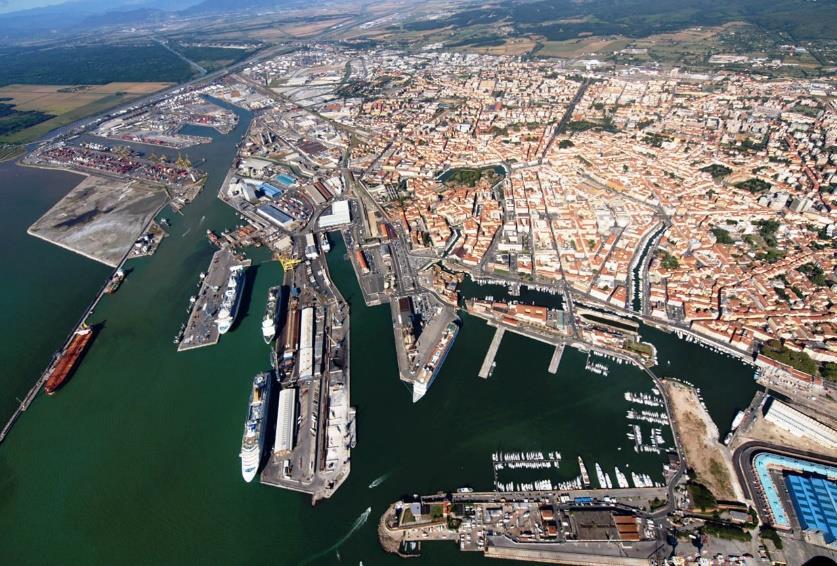 I numeri di Napoli Indice di portualità e trasporto marittimo 2006 20,8 milioni di tonnellate totali 450 mila teus 1 milione di crocieristi