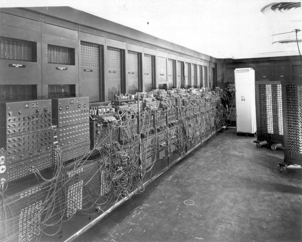 L ENIAC Nel 1945, dopo la fine della grande guerra gli Americani intuirono l utilità che i calcolatori avrebbero potuto assumere anche per scopi non bellici.