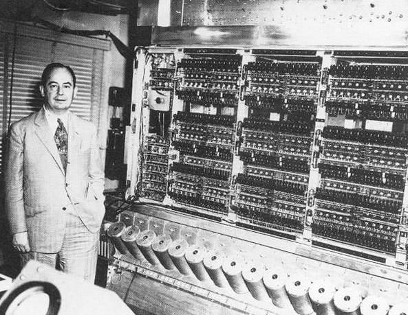 L EDVAC Un anno dopo, John Von Neumann e altri realizzarono il primo vero computer l EDVAC (Electronic Discrete Variable Computer) dotato di un primo rudimentale Sistema Operativo.