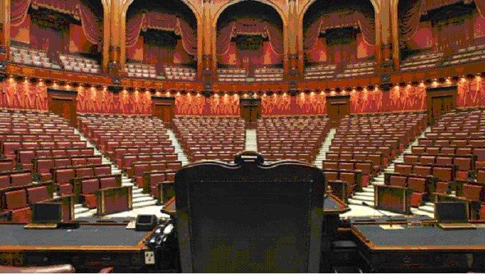 ) l Aula del Parlamento.