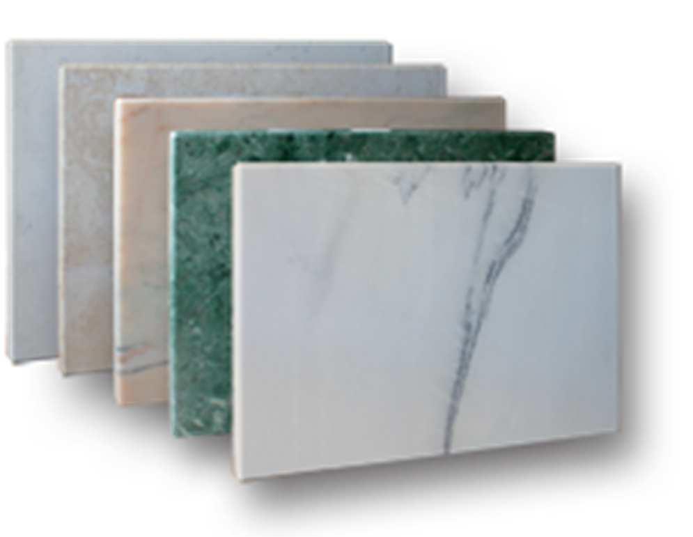 Poiché i materiali usati sono di Marmi o Graniti naturali I colori o venature possono leggermente variare da una piastra all altra.