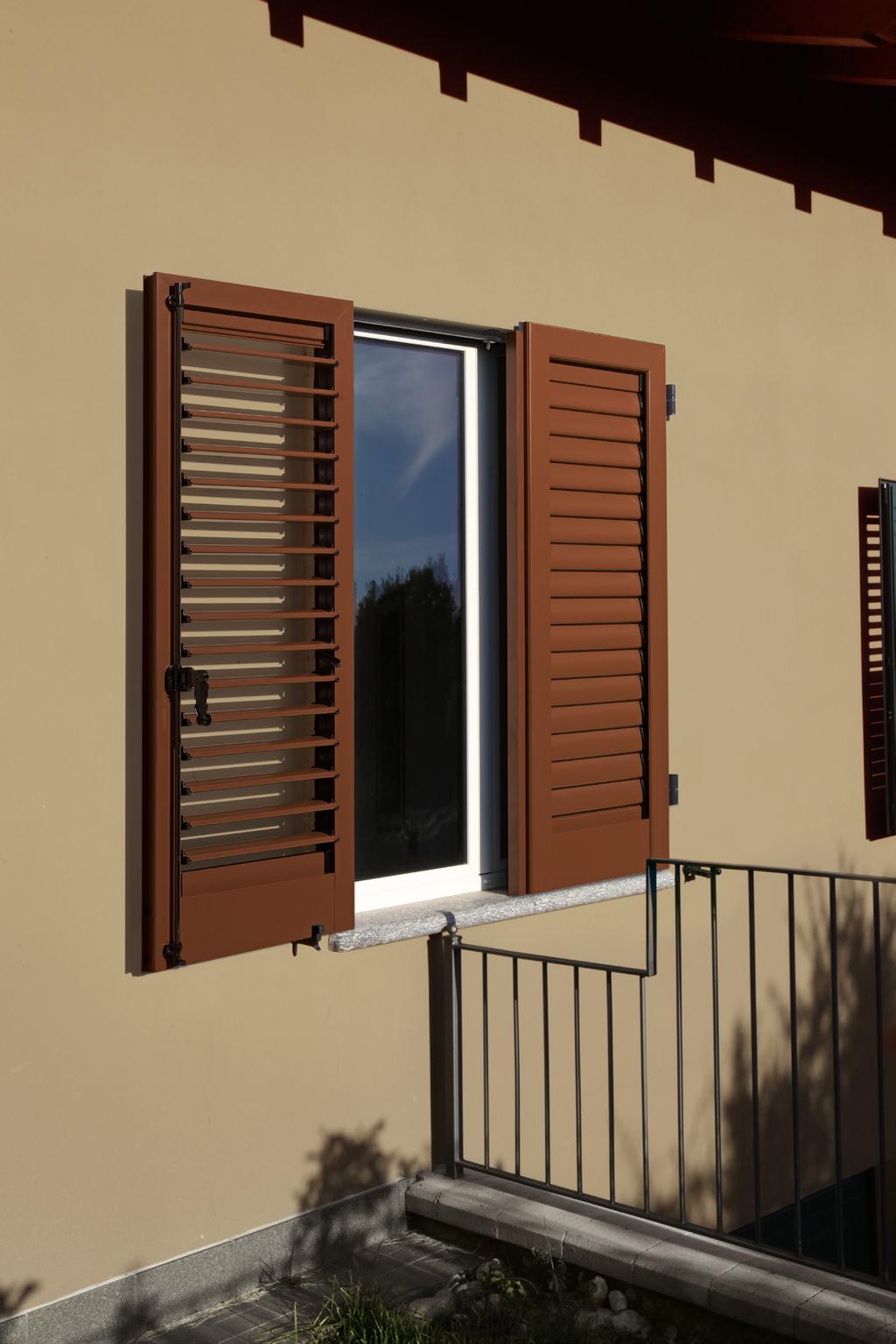 PERSIANE E FRANGISOLE 206 207 Persiana a lamelle orientabili Shutter with adjustable louvres Un altro accessorio applicabile sugli