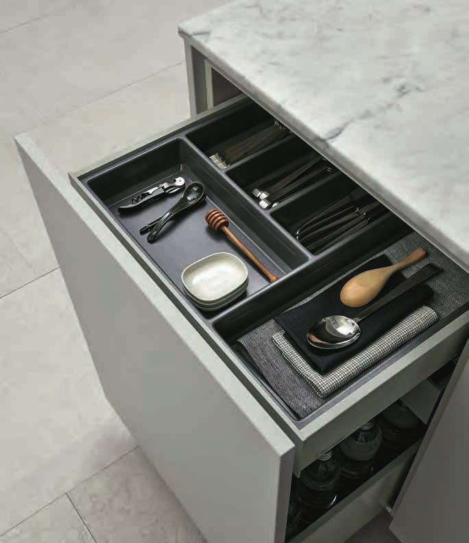 equipments MATERIALE PLASTICO ATOSSICO - NON-TOXIC PLASTIC CASSETTI ESTERNI E INTERNI ESTRATTORE DRAWERS AND PULL-OUT BASKET WITH INNER DRAWERS.