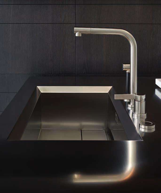 Above: worktop and sink with basins in DuPont Corian. The basin is provided with water flow system without visible hole.