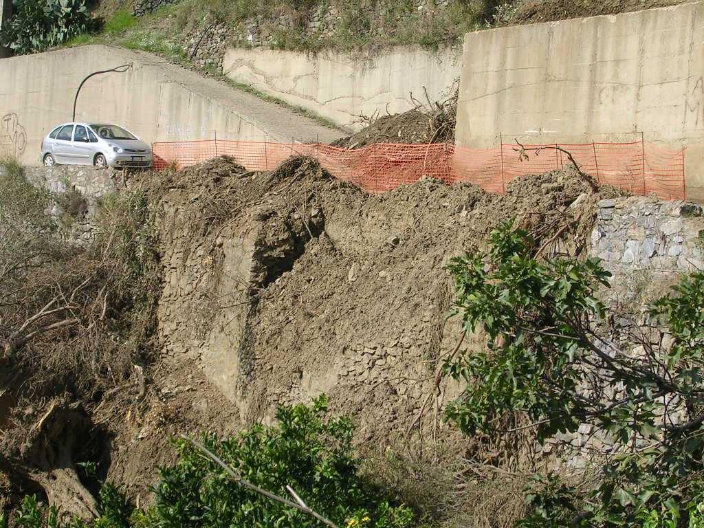 33 e la sottostante strada comunale di accesso al centro del villaggio hanno subito danni sia al corpo stradale che alle opere