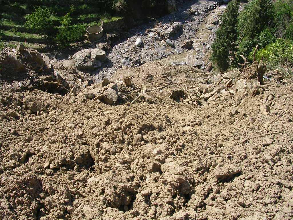 sostegno lato monte, realizzato in muratura di pietrame, nonchè il parapetto lato valle della stessa.