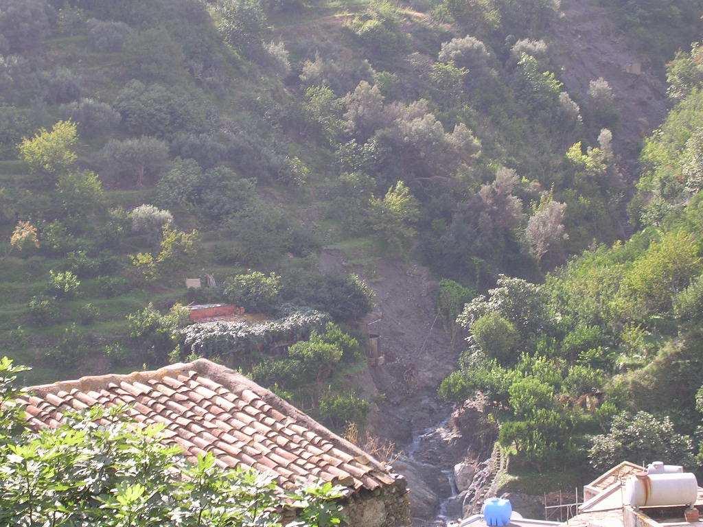 Infatti è stato eroso il terrapieno antistante il fabbricato fino a scoprire la sottostante roccia e, demolite le opere esterne accessorie allo stesso, la corona di frana si è avvicinata a pochi