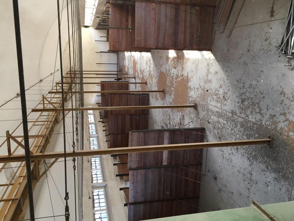 15 uno dei magazzini di stoccaggio con il ballatoio a quota di 8 metri e le paratie in ferro e legno per il contenimento del riso.
