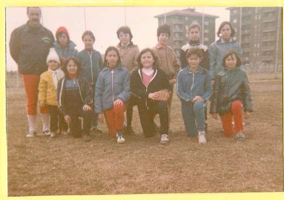 Squadra Ragazze Softball 1982 Classificata 1^ Regione Veneto a Vicenza da sinistra Allenatore Giovanni Forno Forno Pamela Bosco Katia Sartor Silvia Anzil Adriana Giacobbi Katia Boscheratto Barbara