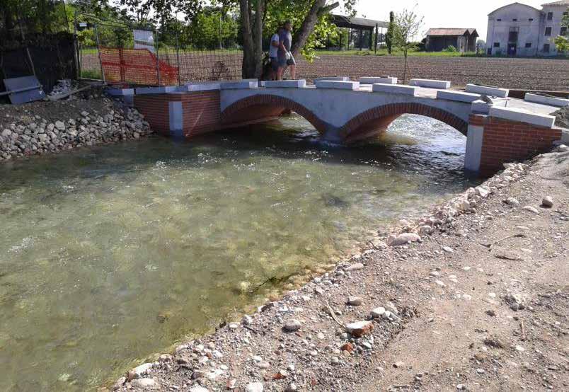 Veduta del ponte a doppio arco in fase di ultimazione della struttura del ponte, mantenendo l estetica preesistente in mattoni faccia a vista.