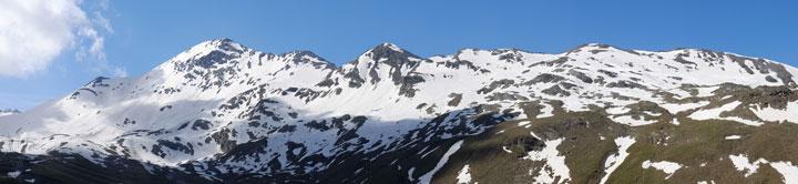 La montagna dello Stelvio: ul5ma sfida per gli appassiona5 di ciclismo La montagna dello Stelvio, che si trova a Bormio, Italia, è l'ul5ma sfida per gli appassiona5 di ciclismo.