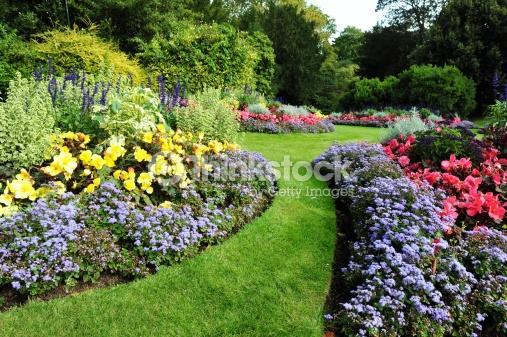 Giardini Giardino con alternanza di tappeti erbosi