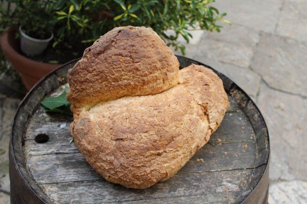 Il Pane di Altamura E proprio nella bella città della Murgia che ho avuto modo di scoprire un vero tempio dell arte bianca. Sto parlando del Forno Santa Chiara.