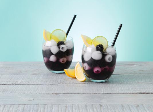 BRAMBLE INGREDIENTI PER UN DRINK 4 cl di gin 1,5 cl di succo di limone 1 cl di sciroppo di zucchero 1,5 cl di liquore di more Piccoli cubetti a forma di proiettile 1 fetta di limone 2 more Mettere in