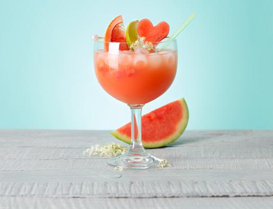 GRAPEFRUIT SUNRISE INGREDIENTI PER UN DRINK 150 g di polpa di anguria 2 cl di sciroppo di fiori di sambuco 100 ml di succo di pompelmo rosa Pompelmo e lime per guarnire Sbucciare l anguria, se