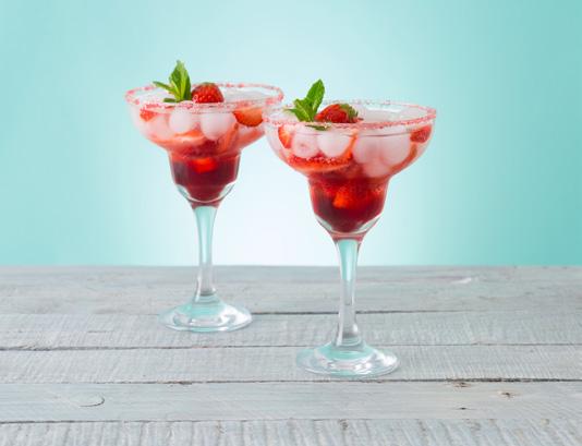 SPUMANTE ALLE FRAGOLE INGREDIENTI PER UN DRINK 4 fragole 1 cucchiaino di sciroppo di fragola o granatina Spumante o prosecco Zucchero rosso Fetta di lime Versare lo zucchero su un piatto piano.