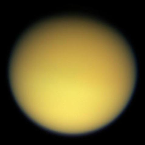 Titano Titano è il più grande satellite naturale del pianeta Saturno ed uno dei corpi rocciosi più massicci dell'intero sistema solare; supera in dimensioni il pianeta Mercurio, per dimensioni e