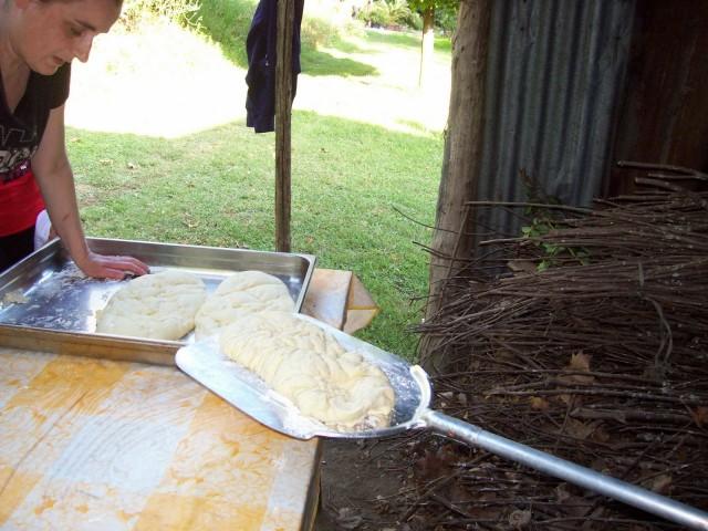 Il pane al momento di essere infornato Non limitatevi mai nelle quantità della pasta di pane, perché con lo stesso impasto si