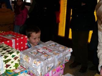 Anche i nostri centri hanno organizzato la distribuzione dei regali per le feste di fine anno. L atmosfera era questa! Gennaio, 2009 I bambini dimostrano quello che sanno sull affido familiare!