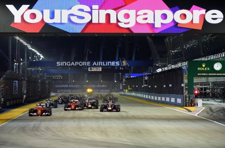 Terza vittoria stagionale per Sebastian Vettel e la Ferrari, che dominano il GP di Singapore (chiuso oltre il limite delle due ore), 13.a prova di F1.