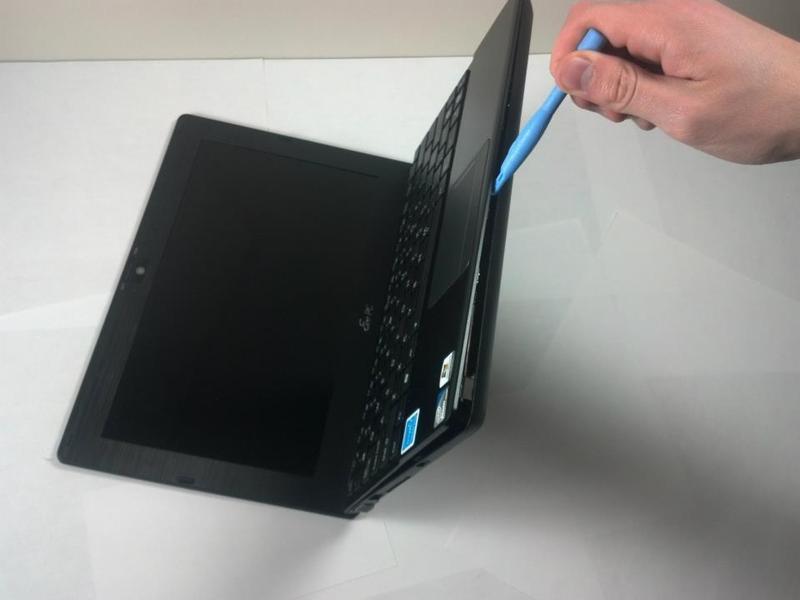 Indiscreti una tastiera da un computer portatile richiede un sacco di forza, ma la tastiera ha anche connettori