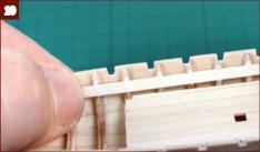 I sostegni dei banchi vanno ricavati da due dei listelli di legno da 0,6x3 mm allegati all uscita scorsa.