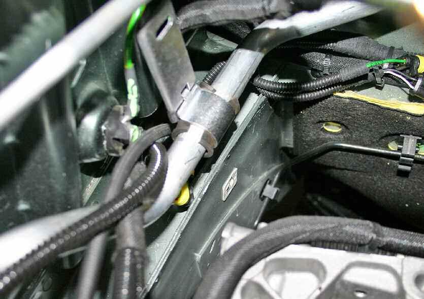 2 Bloccare la staffa del riduttore e dell elettrovalvola alla vettura utilizzando il fissaggio della staffa [FSC] di figura 1, rimontando quest ultima tra bullone e la staffa componenti 1/2.