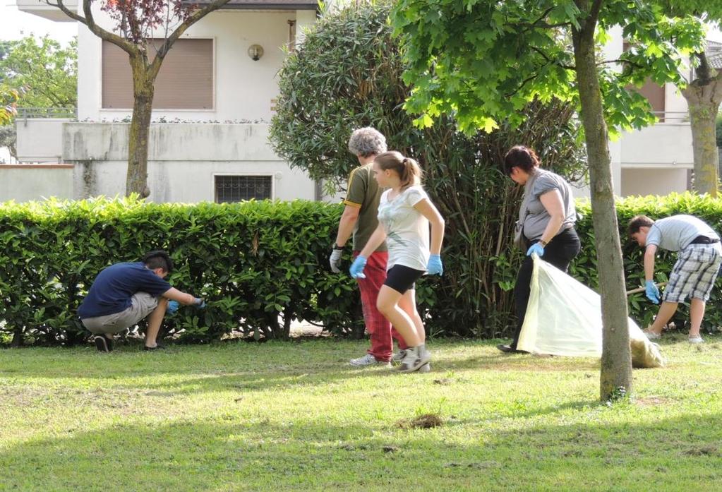 e talvolta i cittadini li gettano fuori dai contenitori.