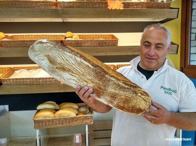 Panificio DOC. Domenico Filosa e il pane 8 giorni I palatoni di pane sono in bella vista.
