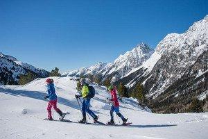 ESCURSIONE CON LE RACCHETTE DA NEVE CON GILBERT Escursione con le racchette da neve con la ns. guida alpina Gilbert.