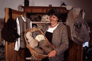MUSEO DELLA LANA: LAVORARE LA LANA AL LUME DI CANDELA Il piccolo museo della lana di pecora invita alla visita: Helena racconta dello storico artigianato della filatura e insegna un lavoretto a mano