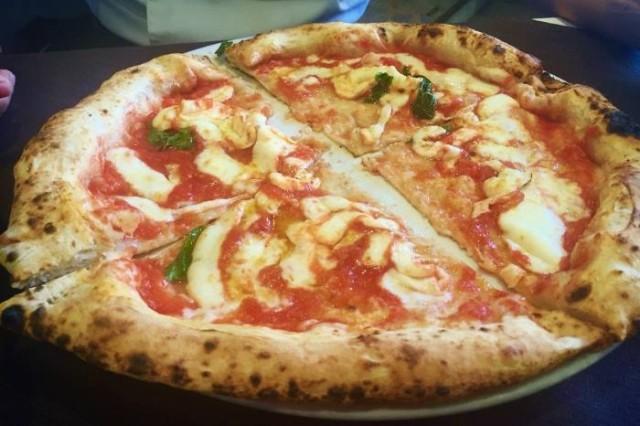 Le mie dieci migliori pizze margherite a Napoli AGGIORNATA 2017 una pizza margherita divisa in quattro di Luciano Pignataro Anche alla luce della classifica delle pizzerie sul Lungomare di Andrea