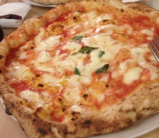 La pizza margherita di Salvatore Salvo Ancora fuori Napoli, ancora una pizza da manuale, popolare, digeribile, equilibrata tra le sue diverse componenti.