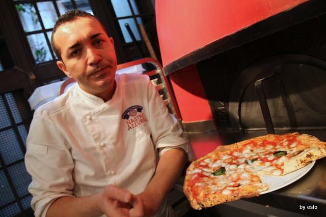 Da Gino Sorbillo la pizzeria a Via Tribunali la pizza margherita nuova Altra grande, grandissima margherita al prezzo popolare di 3,5 euro che tutti possono mangiare a patto di