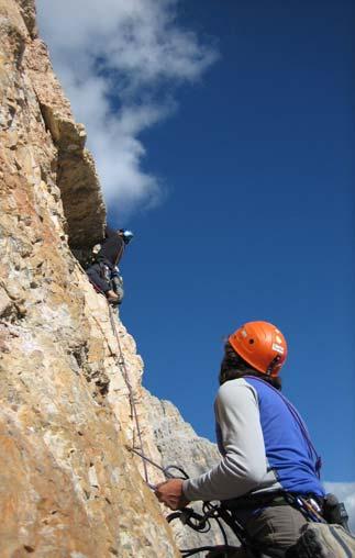 Lo scopo è di formare persone che, dapprima con compagni più esperti, poi con sempre maggiore autonomia, possano praticare la scalata di itinerari alpinistici rocciosi,