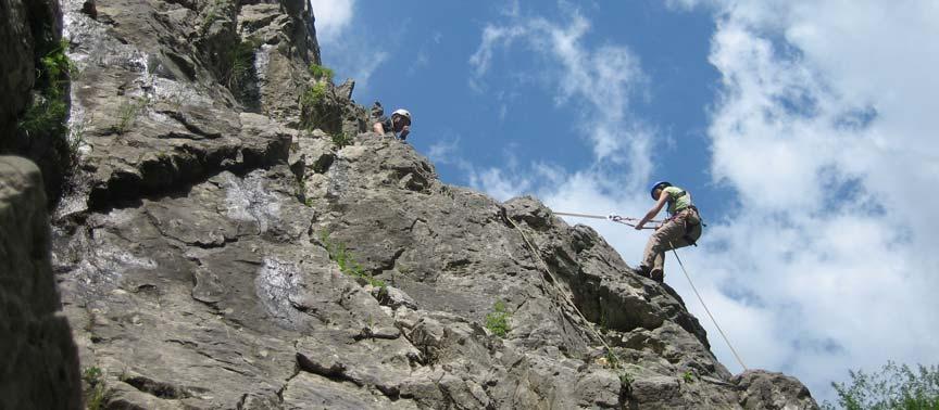 Nelle lezioni teoriche verranno approfonditi i temi della prudenza e sicurezza in montagna : - Pericoli della montagna e delle scalate su roccia.