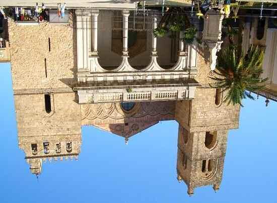 Monreale, veduta della Cattedrale MONREALE - SCRIGNO D ARTE TRA MEDIOEVO E CONTEMPORANEITÀ monreale si erge a pochi chilometri da Palermo, nella zona che un tempo ospitava gli splendidi agrumeti