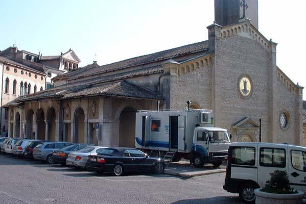 2 Foto 1 Stazione rilocabile posizionata nella Piazza Garibaldi. Foto 2 Campionatore di PM10 posizionato nella Piazzetta Duse (area di pertinenza del teatro).