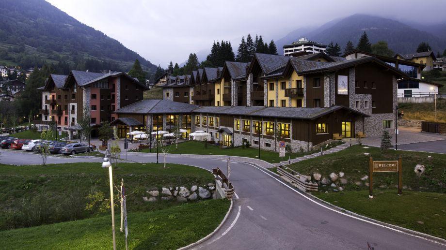 BLU HOTEL ACQUASERIA 4 STELLE DAL 10/06/2017 AL 08/10/2017 Collocato ai piedi del Gruppo dell Adamello e della Presanella, al confine tra la Lombardia e il Trentino Alto Adige, l hotel è