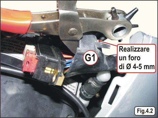 Tagliare la fascetta a strappo e allontanare la cuffia di protezione in gomma G1 dalla scatola porta fusibili. (fig.4.