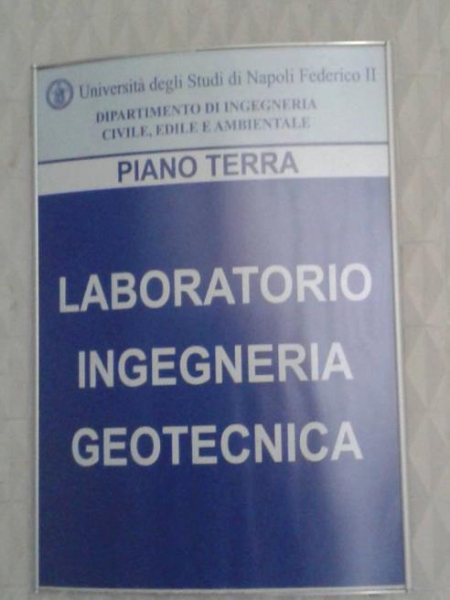 La fase sperimentale del presente lavoro di tesi è stata eseguita presso il laboratorio di Ingegneria Geotecnica del dipartimento di Ingegneria Civile, Edile e Ambientale dell Università degli Studi