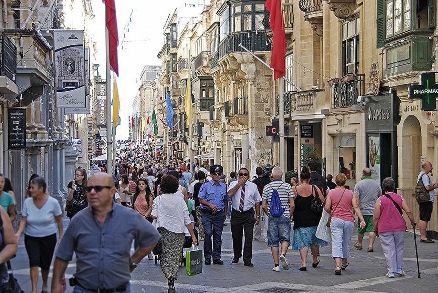 Valletta 2.3 Di giorno la vita si concentra in questo piccolo spazio, tra folle di maltesi e di turisti.