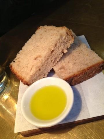 NOPI, il benvenuto con pane d avena e olio siciliano Così come gli altri suoi ristoranti e delicatessen disseminati nella capitale, questa brasserie si distingue per i colori luminosi, per le vetrate