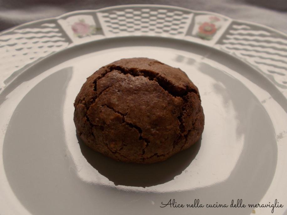 BISCOTTI ALLE MANDORLE E CIOCCOLATO Sciogliere il cioccolato a bagnomaria. In una ciotola, mischiare tutti gli ingredienti: le due farine, lo zucchero, l uovo e, infine, il cioccolato fuso.