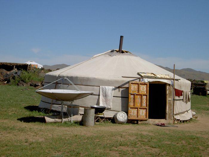 del Paese, verso i sobborghi di Ulaanbaatar ed i centri maggiori; altre vengono attratte dalla modernità e dai vantaggi, veri o presunti, della vita nella capitale.