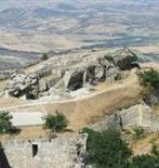 sulle pendici del Monte, erette per tutelare gli ingressi dell'antica città medievale di Castrogiovanni in tempo di assedio.