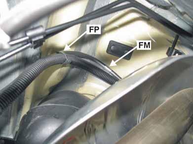 scorta, viene fissato con una fascetta metallica FM ed entra nel vano ruota di scorta baule (vedi fig. 15). Fig.16 Fig.